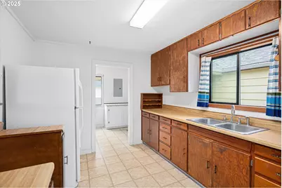 788 SW Cherry St, Dallas, OR 97338 - Photo 12