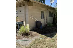 658 W Fairview Dr, Springfield, OR 97477 - Photo 12