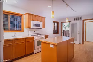 7942 N Hurst Near The Park Ave, Portland, OR 97203 - Photo 6