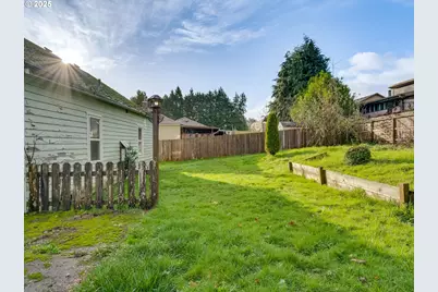 375 SW Spruce St, Willamina, OR 97396 - Photo 4