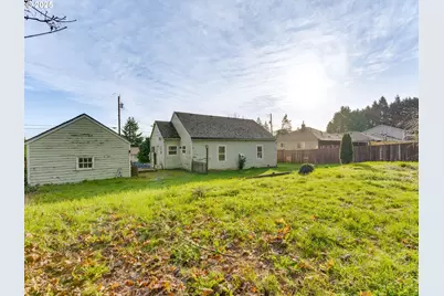 375 SW Spruce St, Willamina, OR 97396 - Photo 6