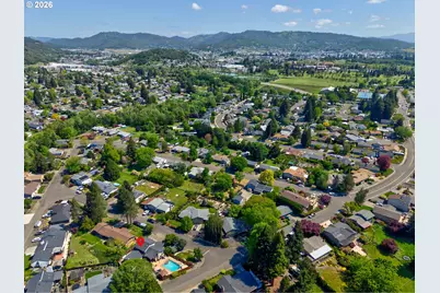 1308 NW Garden St, Roseburg, OR 97471 - Photo 4