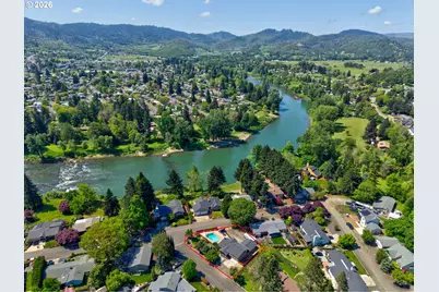 1308 NW Garden St, Roseburg, OR 97471 - Photo 2