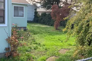 1672 NW Dogwood St, Roseburg, OR 97471 - Photo 4