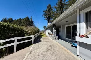 95717 Pinewood Ln, Brookings, OR 97415 - Photo 2