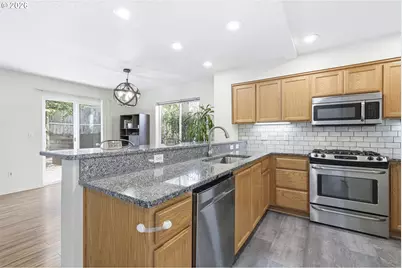 8065 SW Carol Ann Ct, Portland, OR 97224 - Photo 4