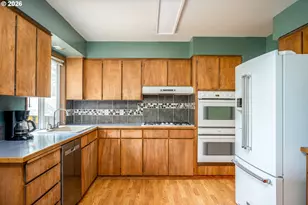 819 SE 136th Ave, Portland, OR 97233 - Photo 4