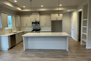 704 Magnolia Ave, Woodburn, OR 97071 - Photo 8