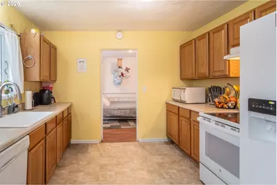 575 W Center St, Roseburg, OR 97471 - Photo 14