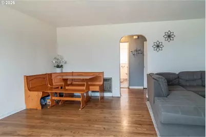 575 W Center St, Roseburg, OR 97471 - Photo 10