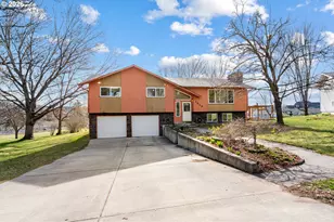 1829 SW Athens Ave, Pendleton, OR 97801 - Photo 2