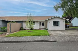 225 SW Fleishauer Ln, McMinnville, OR 97128 - Photo 2