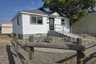 205 SW 3rd St, Hermiston, OR 97838 - Photo 1