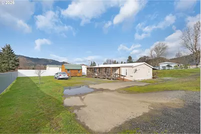 583 Suncrest St, Myrtle Creek, OR 97457 - Photo 1