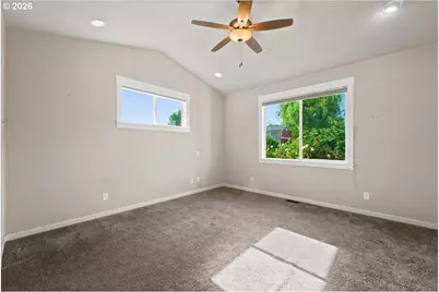 2020 NE Evergreen Ave, Albany, OR 97321 - Photo 20