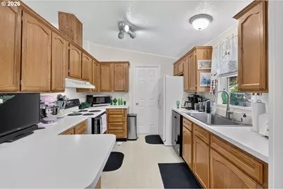 9015 NE Sumner St, Portland, OR 97220 - Photo 6
