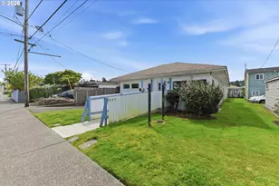 237 S 7th St, Coos Bay, OR 97420 - Photo 2