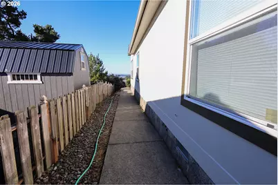 752 Denise Pl, Coos Bay, OR 97420 - Photo 40