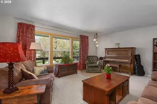 135 Champagne Dr, Roseburg, OR 97471 - Photo 4