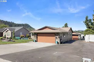 535 SE Parkway Dr, Winston, OR 97496 - Photo 2