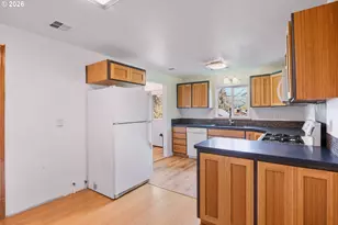 240 E Fourth Ave, Sutherlin, OR 97479 - Photo 10