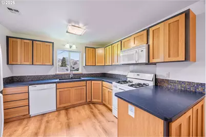 240 E Fourth Ave, Sutherlin, OR 97479 - Photo 8