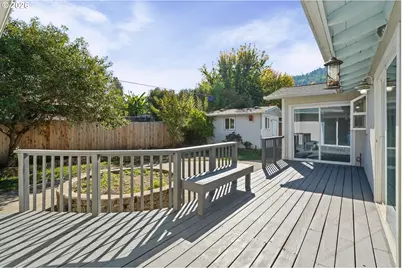 839 W Luellen Dr, Roseburg, OR 97471 - Photo 36