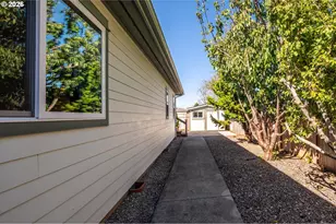 277 10th St SE, Bandon, OR 97411 - Photo 8