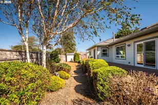 277 10th St SE, Bandon, OR 97411 - Photo 6