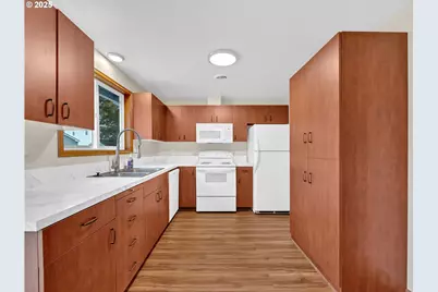 821 SW 14th St, Troutdale, OR 97060 - Photo 12