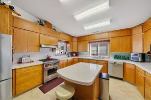 305 Cypress Ave, Garibaldi, OR 97118 - Photo 8