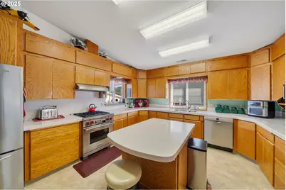 305 Cypress Ave, Garibaldi, OR 97118 - Photo 6