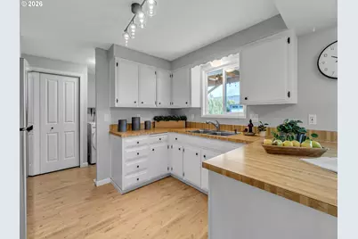 812 SW Cypress St, McMinnville, OR 97128 - Photo 12