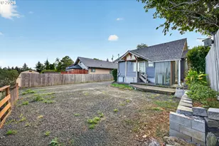 2557 Liberty St, North Bend, OR 97459 - Photo 10