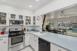 535 NE Bridgeton Rd, Portland, OR 97211 - Photo 16