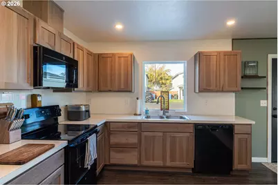 1044 NE Emerald Dr, Hermiston, OR 97838 - Photo 8