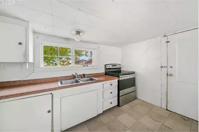 810 Johnson Ave, Cottage Grove, OR 97424 - Photo 8