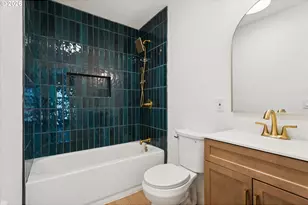 8806 NE Sacramento St, Portland, OR 97220 - Photo 22