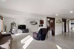 116 NE 8th St, Oakland, OR 97462 - Photo 8