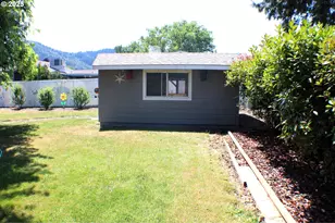 131 Mountain View Ave, Myrtle Creek, OR 97457 - Photo 28