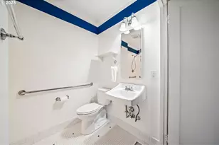 660 SW Evans St, Portland, OR 97219 - Photo 16