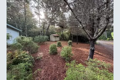 87987 Woodlands Dr, Florence, OR 97439 - Photo 4