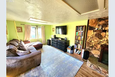 328 E Fifth Ave, Sutherlin, OR 97479 - Photo 4