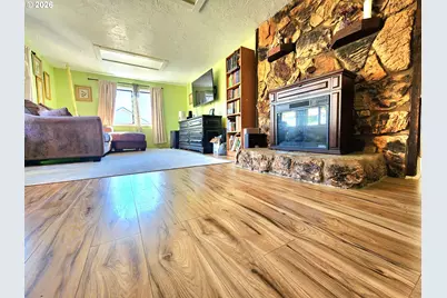 328 E Fifth Ave, Sutherlin, OR 97479 - Photo 2