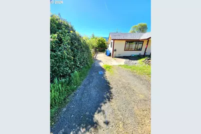 328 E Fifth Ave, Sutherlin, OR 97479 - Photo 2