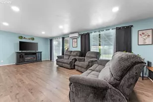 948 NE Queens Ln, Hillsboro, OR 97124 - Photo 6