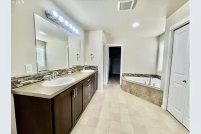 277 SW Mt Rainier St, McMinnville, OR 97128 - Photo 26