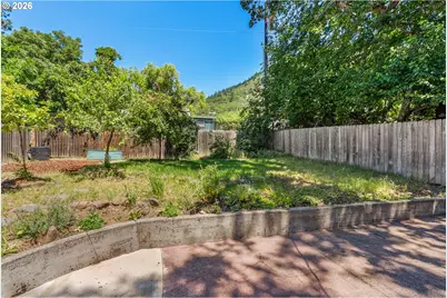 210 W Franklin St, Bingen, WA 98605 - Photo 6