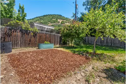 210 W Franklin St, Bingen, WA 98605 - Photo 8