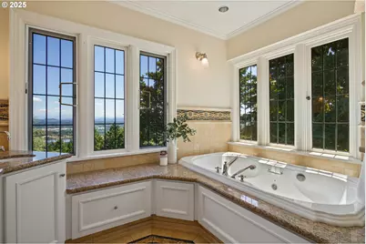 5570 SW Menefee Dr, Portland, OR 97239 - Photo 28